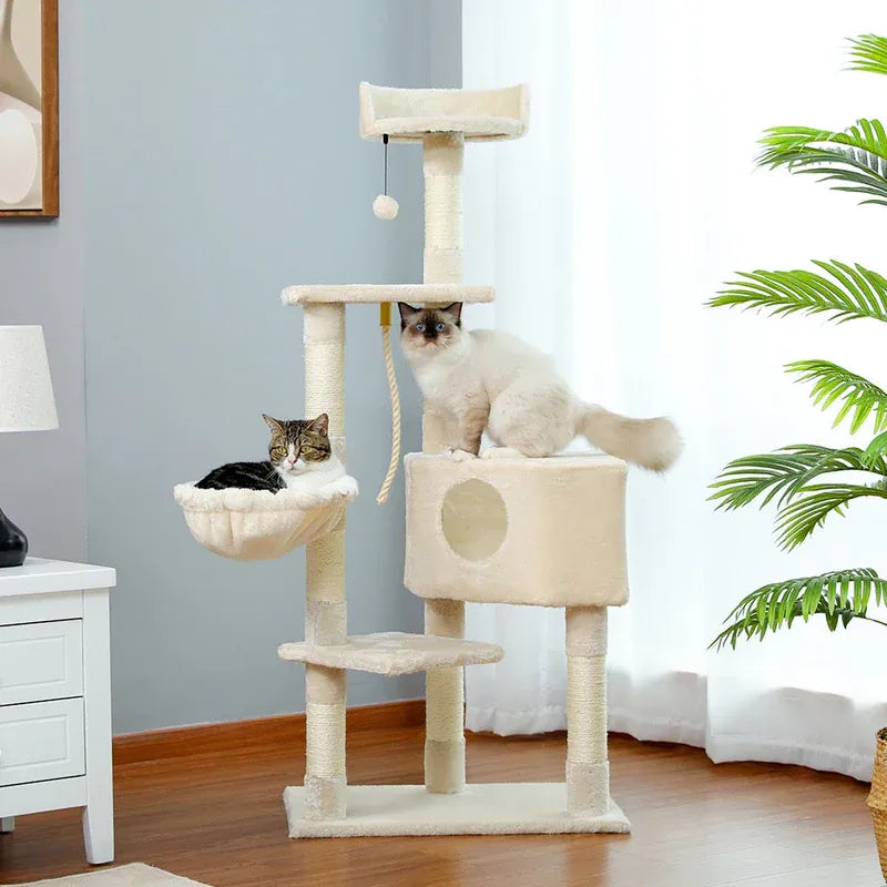 Albero per gatti SnowTower bianco elegante con gatti che giocano e riposano